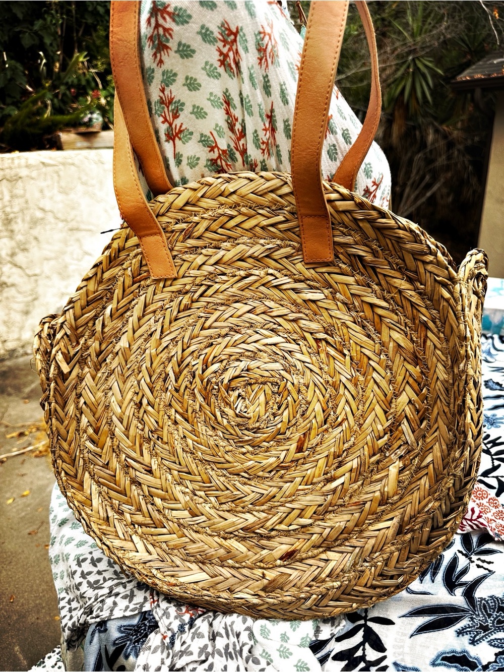 Round Woven Beach Tote Bag - Picture 2 of 3